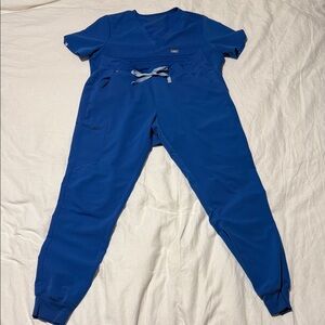 Figs Women’s Royal Blue Scrub Set
LARGE TOP
LARGE TALL BOTTOMS